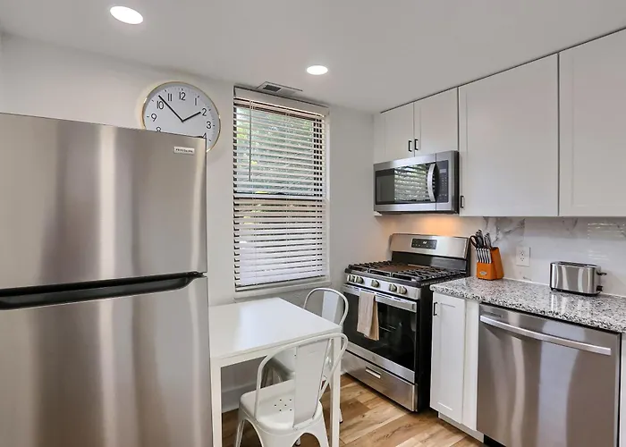 Dormont, Potomac 2e And Unique Private Bedroom With Shared Bathroom